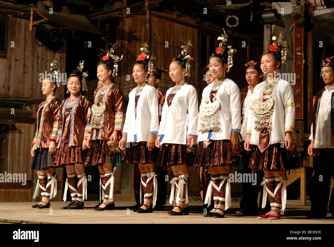 Männer und Frauen in traditioneller Tracht des offiziellen Dong Minderheit Ensembles in Guizhou in Zhaoxing, China, Asien Stockfoto