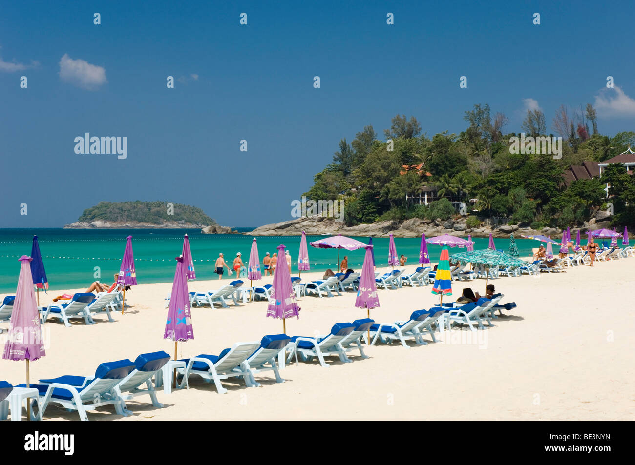 Liegestühle am Kata Noi Strand, Phuket, Andamanensee, Thailand, Asien Stockfoto