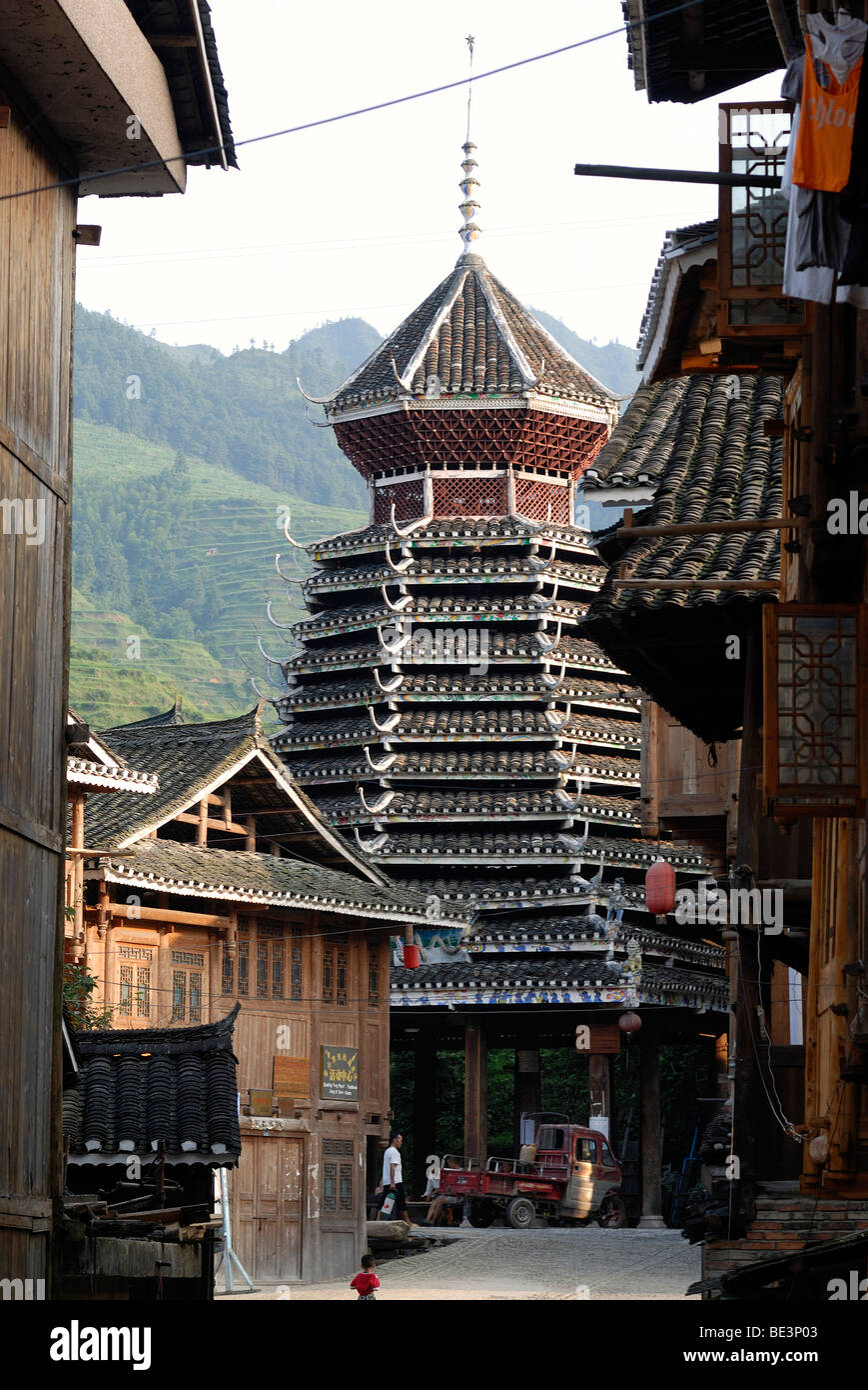 Drum Tower des Dorfes Dong Minderheit Zhaoxing in Guizhou, China, Asien Stockfoto