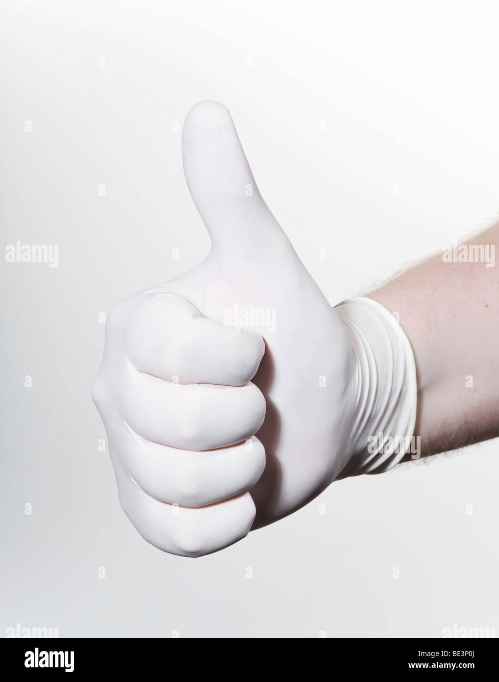 Daumen hoch, Latex-Handschuhe, medizinische Stockfoto