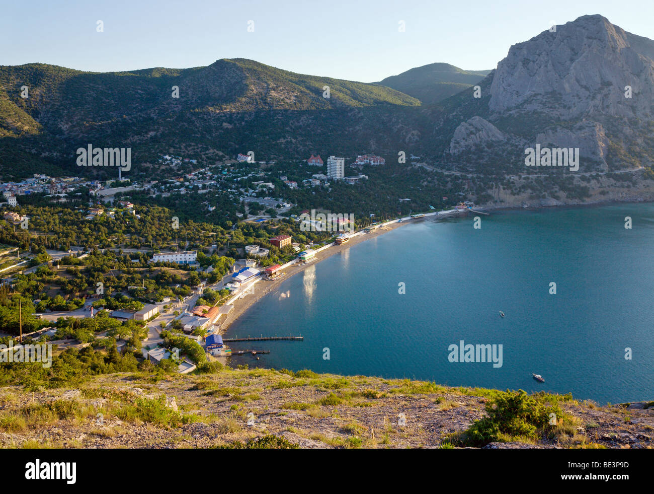Küste von "Novyj Svit" Stadt mit Morgen Sonne Reflexionen im azurblauen Meer Wasseroberfläche (Krim, Ukraine) Stockfoto