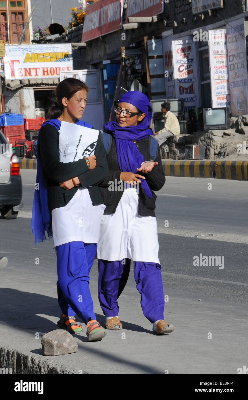 Studenten in Uniform auf dem Weg nach Hause in Leh, Ladakh, Nordindien, Indien, Himalaya Stockfoto