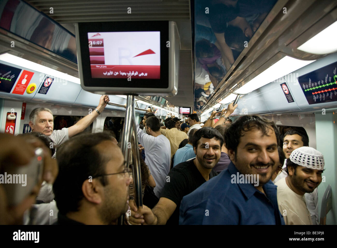 Hauptverkehrszeit Pendler Dubai Metro Zug Überfüllung Stockfoto