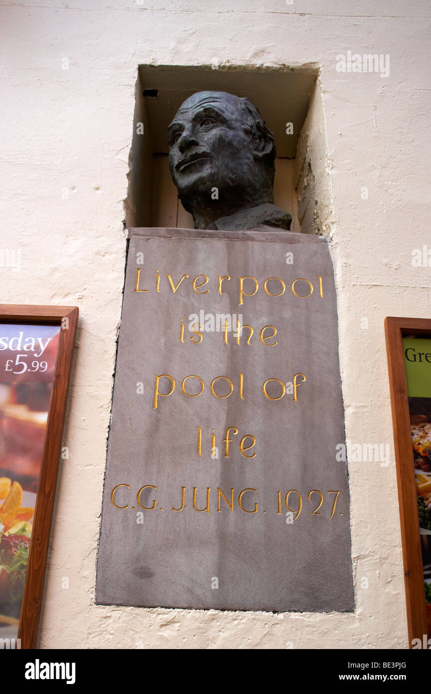 C.G.Jung Büste in Wand auf ein Irish Pub in Liverpool UK Stockfoto