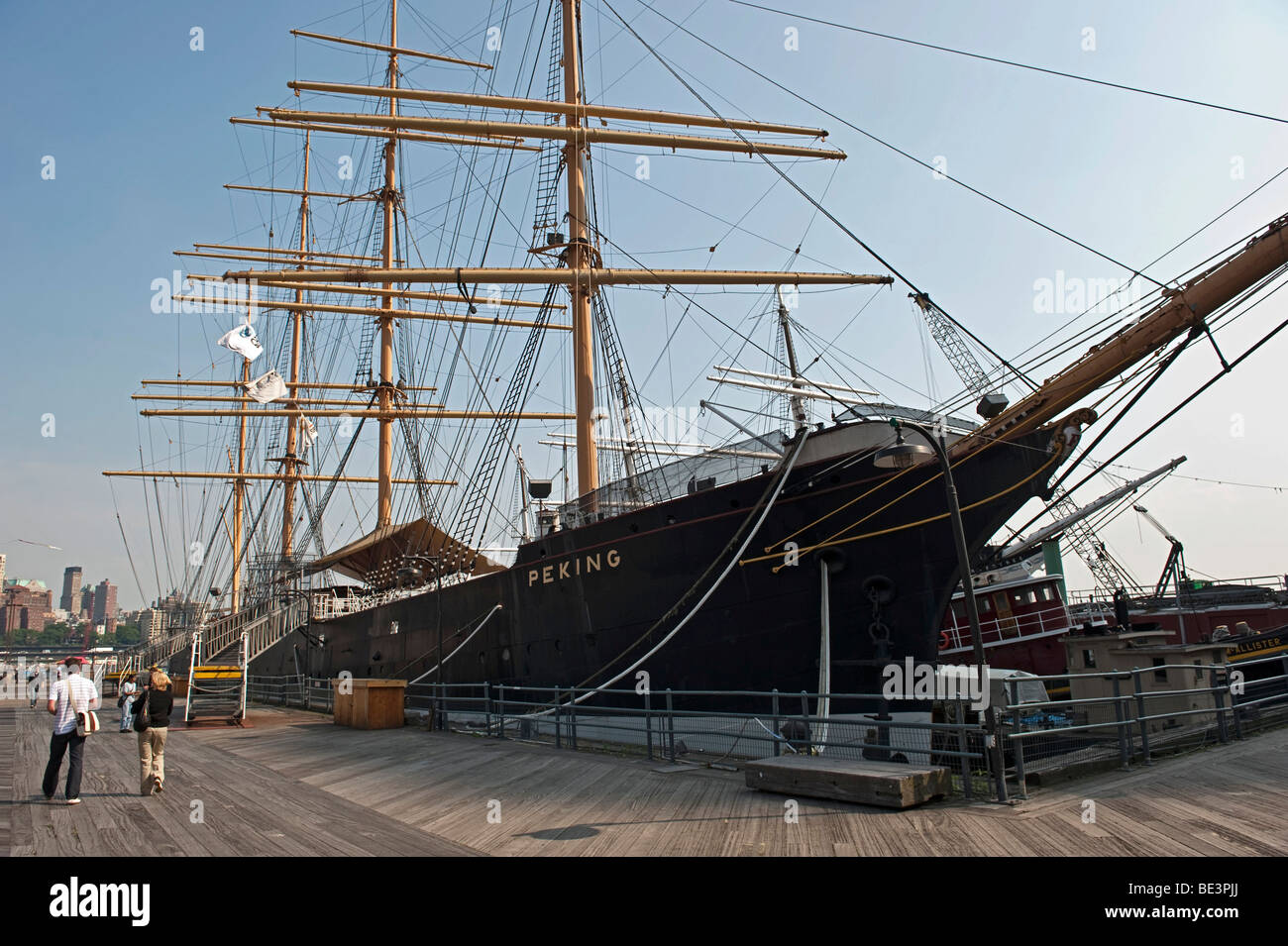 Viermastbark "Peking", P-Liner in der South Sea Port, Pier 17, Manhattan, New York City, USA, Nordamerika Stockfoto