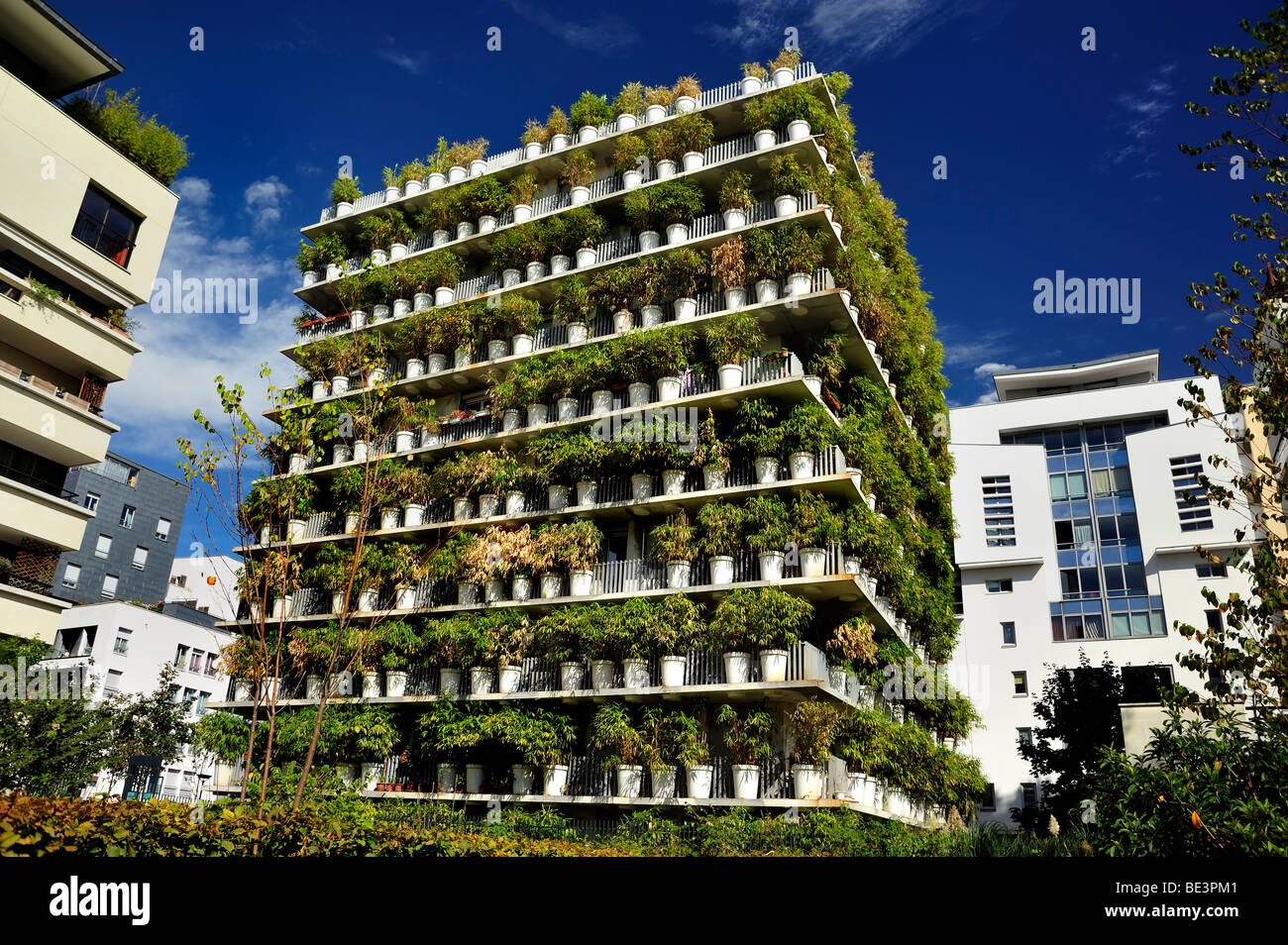 Paris, Frankreich, Immobilien, mit Balkonen, Turmblüten-Apartmentturm, ökologisches Design, Kredit-Architekt: E. Francois, Grüne Wände ökologisch Stockfoto