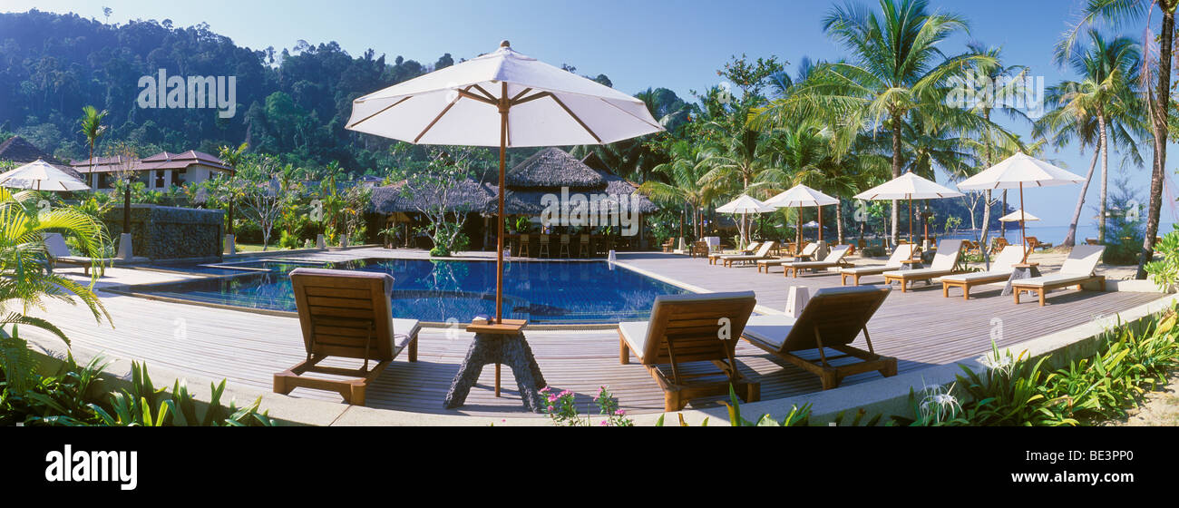 Liegestühle am Pool, Khao Lak Paradise Resort, Nang Thong Strand, Khao Lak, Andamanensee, Thailand, Asien Stockfoto