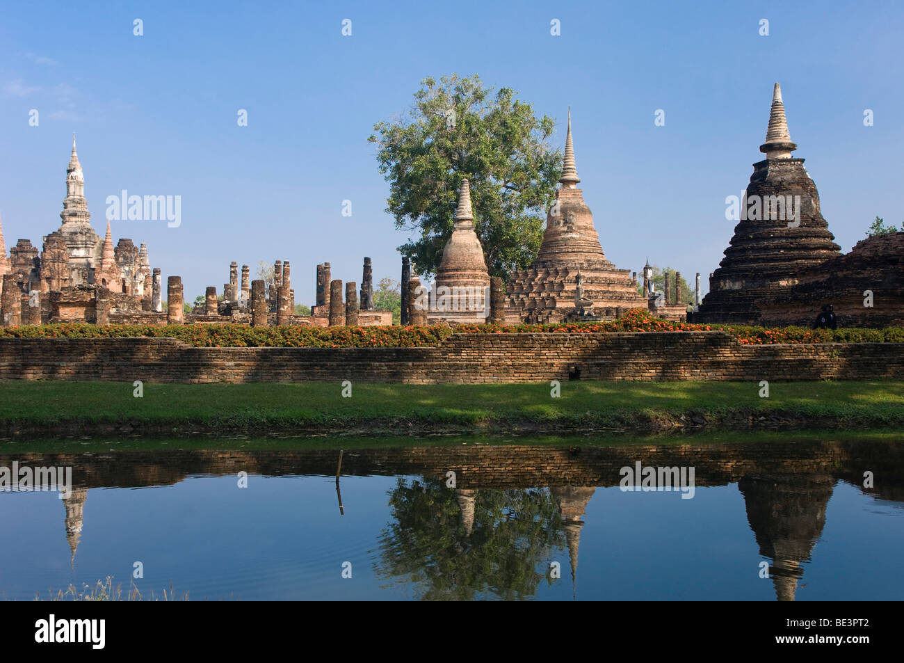 Tempel Wat Mahathat, spiegelt sich im Teich, Sukhothai, Thailand, Asien Stockfoto