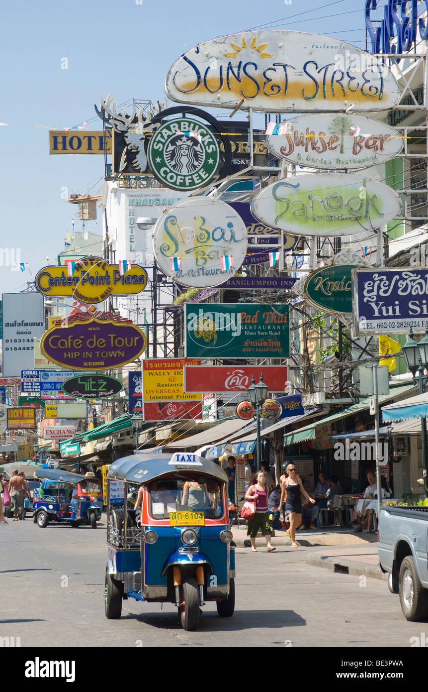Backpacker-Hostels, Tuk Tuk, Khao San Road, Banglampoo, Bangkok, Thailand, Asien Stockfoto