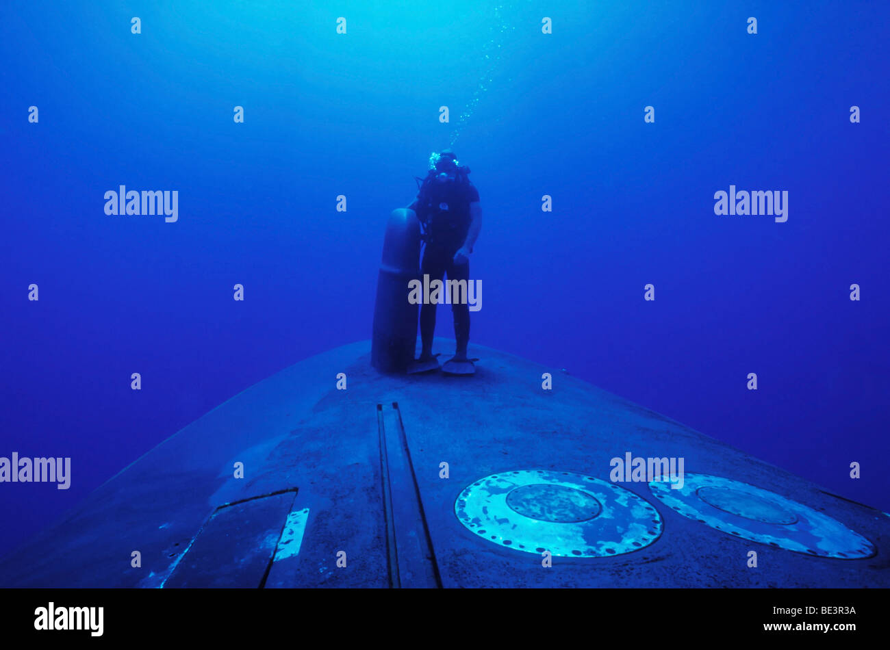 Ein Navy SEAL steht neben der Sonar Dome am Bug der USS Kamehameha. Stockfoto