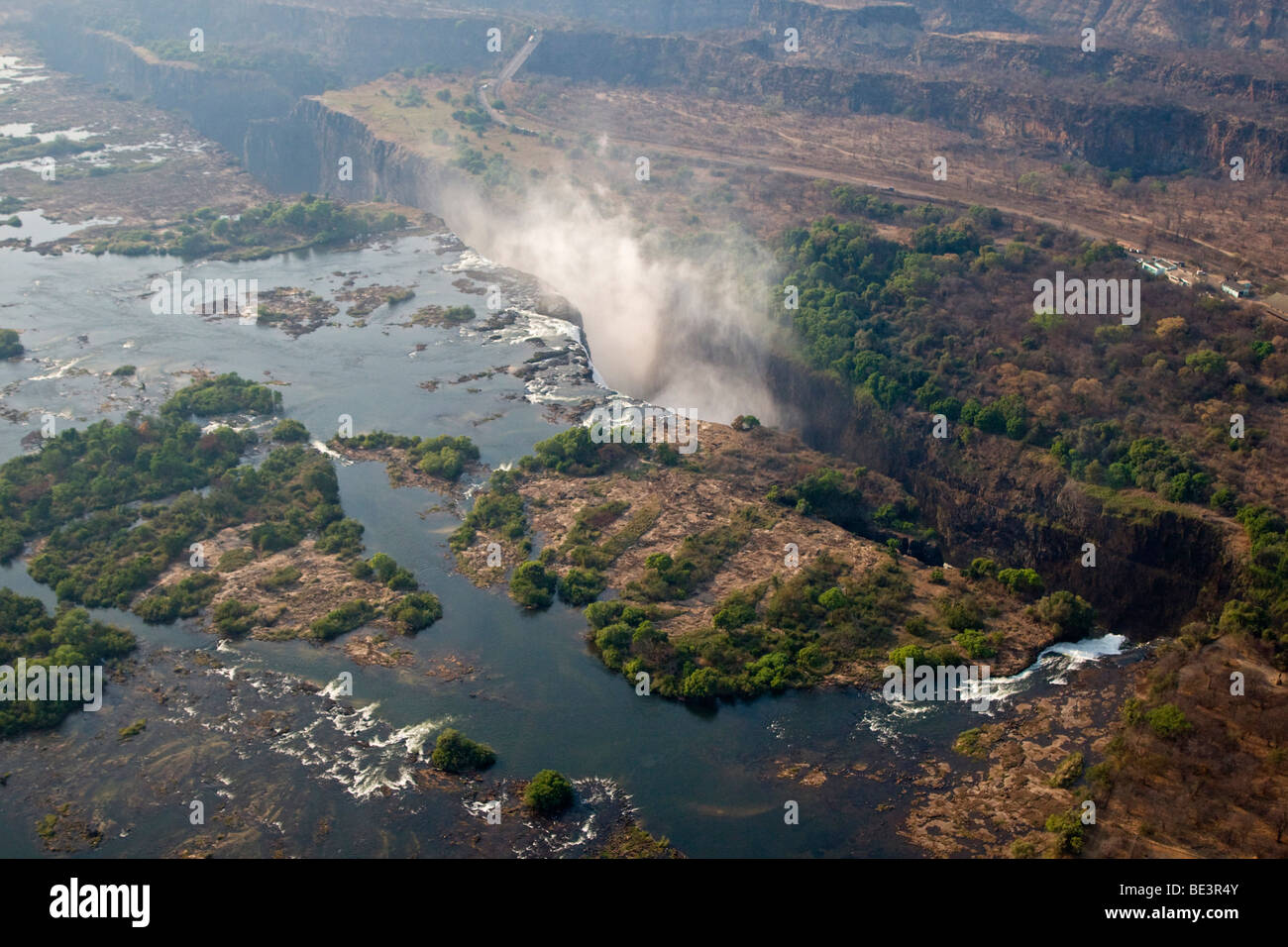 Hubschrauber fliegen über Victoria Falls, Sambia, Simbabwe, Afrika Stockfoto