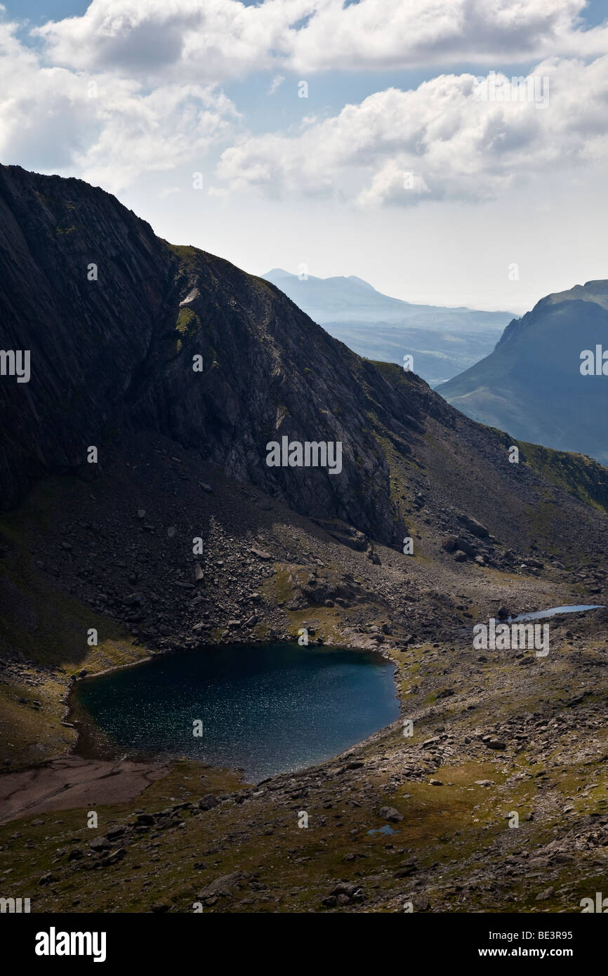 Blick vom Llanberis Track zum See Llyn du'r Arddu unterhalb von Clogwyn du'r Arddu, Snowdon (Yr Wyddfa), Snowdonia Nationalpark (Eryri), Wales Stockfoto