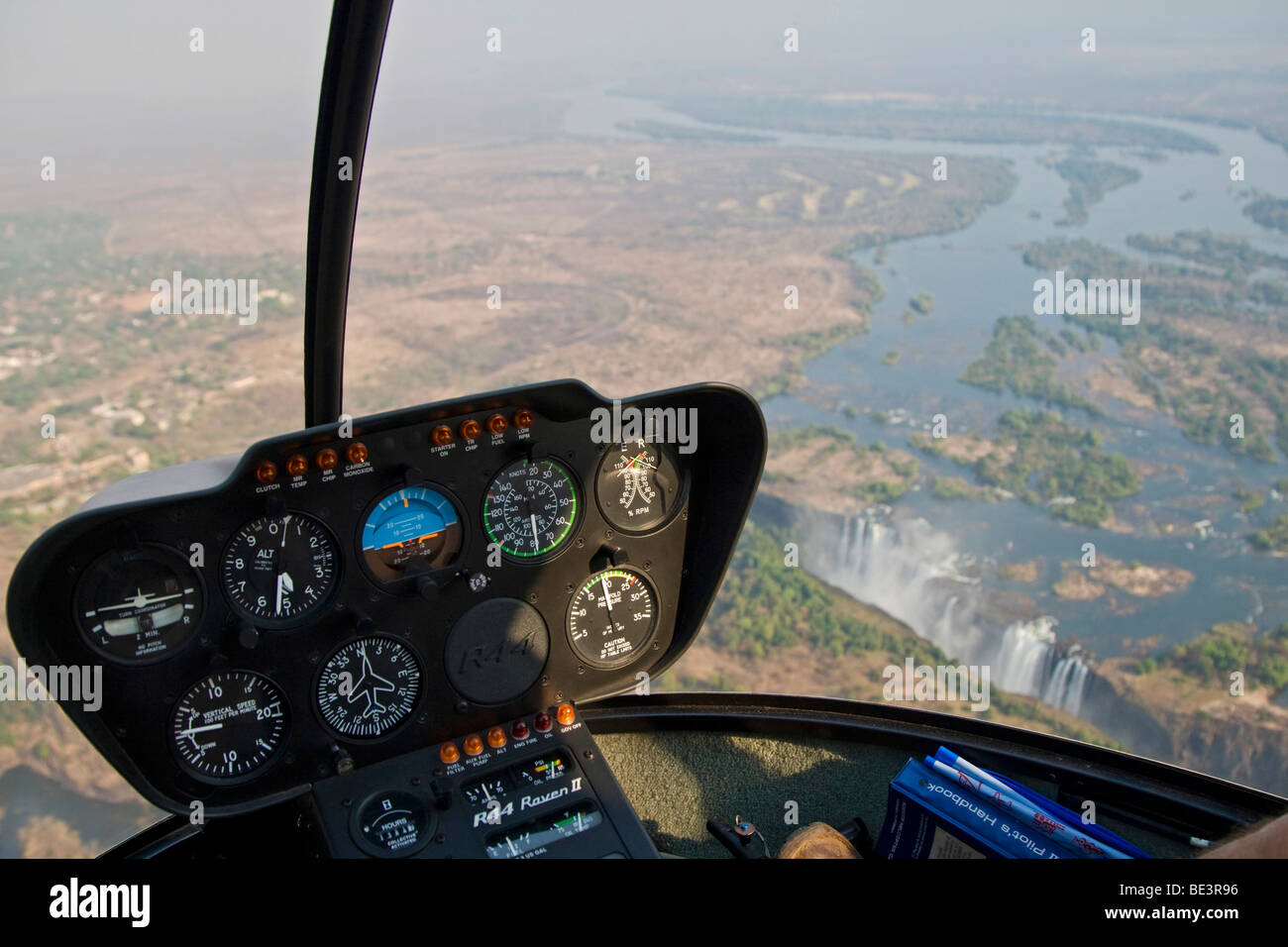 Hubschrauber fliegen über Victoria Falls, Sambia, Simbabwe, Afrika Stockfoto