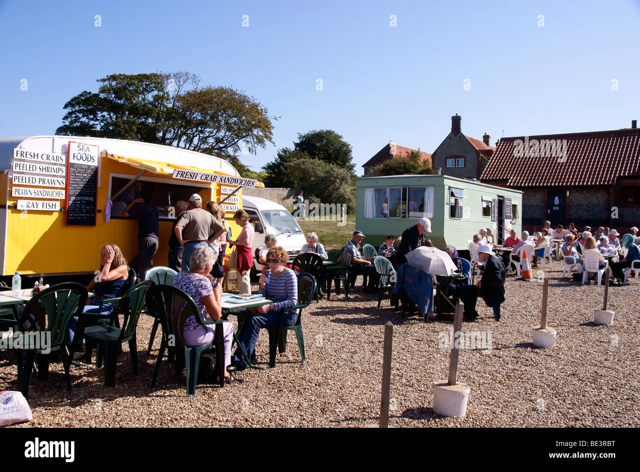 Genießen Sie einen Krabbe-Sandwich aus dem frischen Fisch und Meeresfrüchte Stall am Blakeney Quay Stockfoto