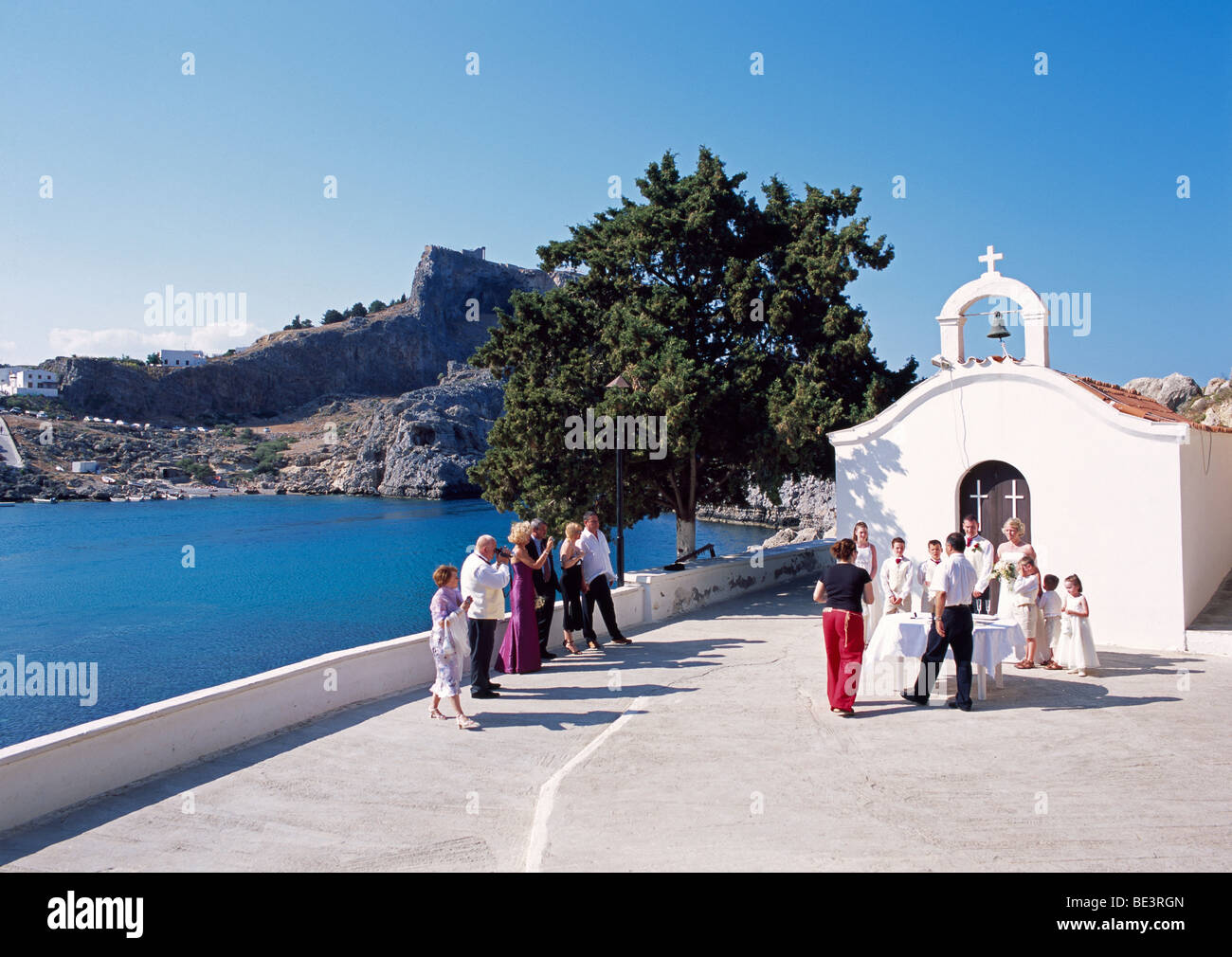 Hochzeit in der Kapelle in St. Pauls Bay, Lindos, Rhodos, Griechenland Stockfoto