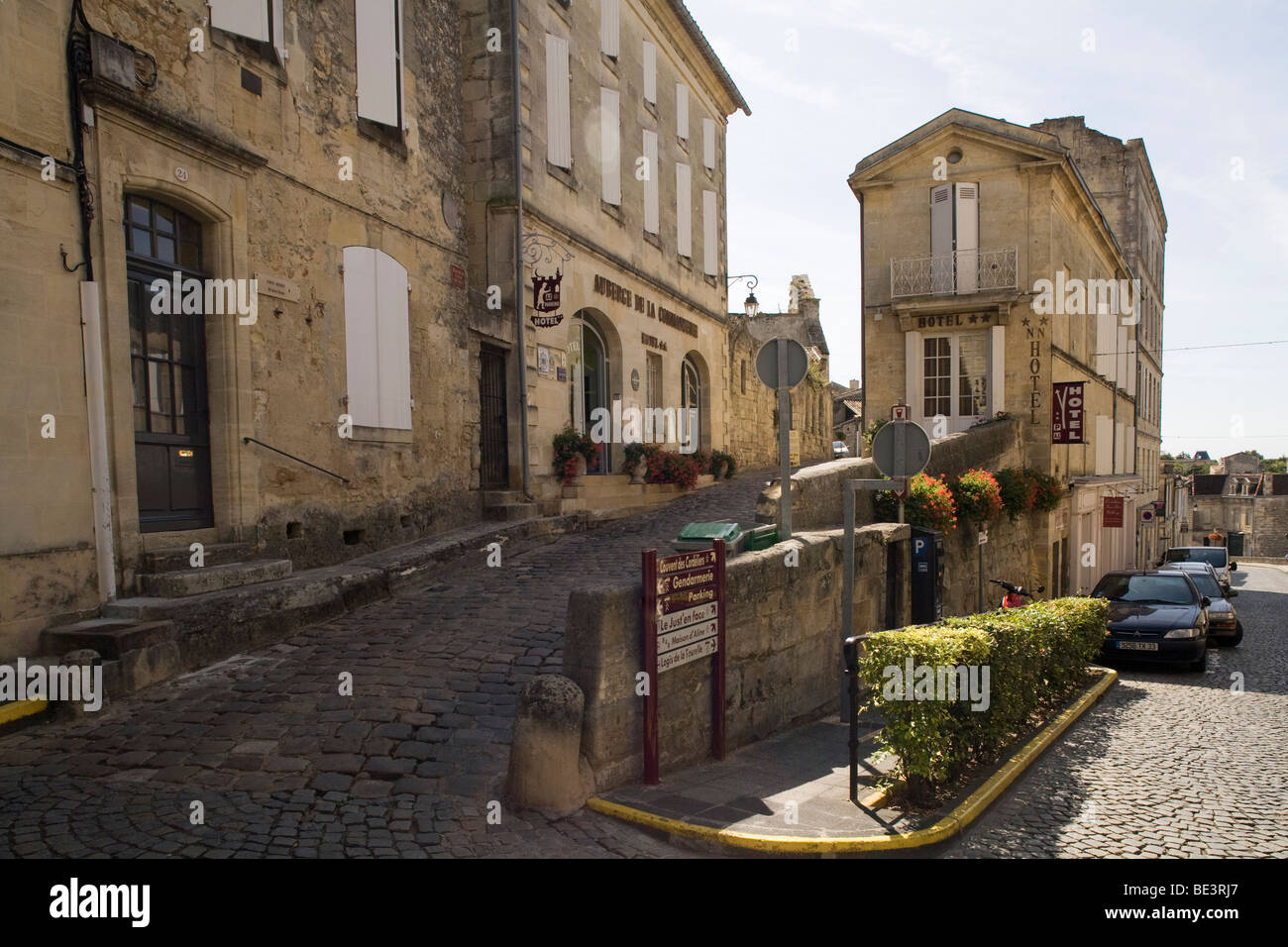 Eine gepflasterte Straße führt zu einem zwei-Sterne-Hotel in Saint-Emilion in der Region Bordeaux, Frankreich Stockfoto