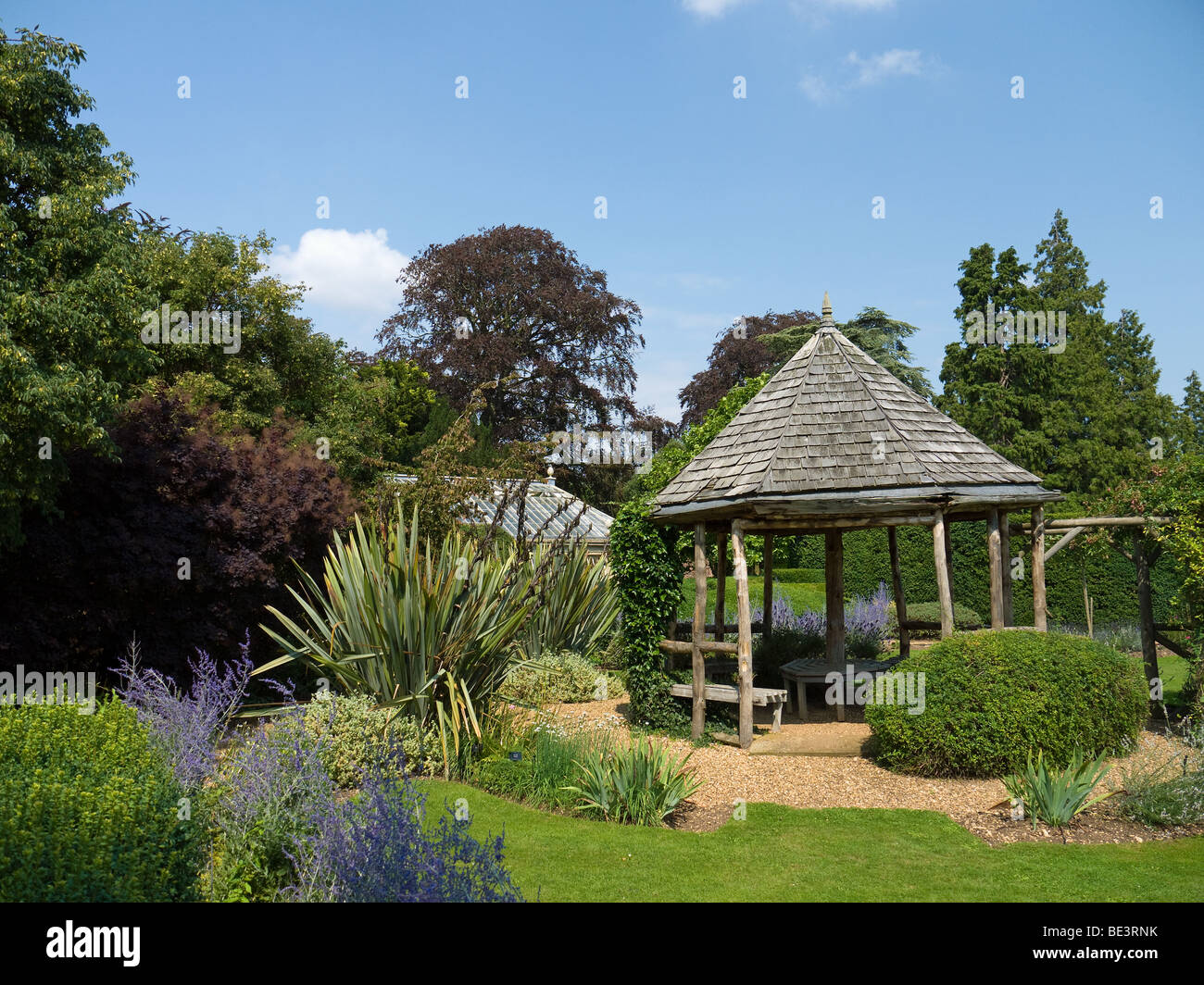 Eine typische englische Garten Szene komplett mit rustikalen Pergola. Keine Eigenschaft der National Trust. Stockfoto