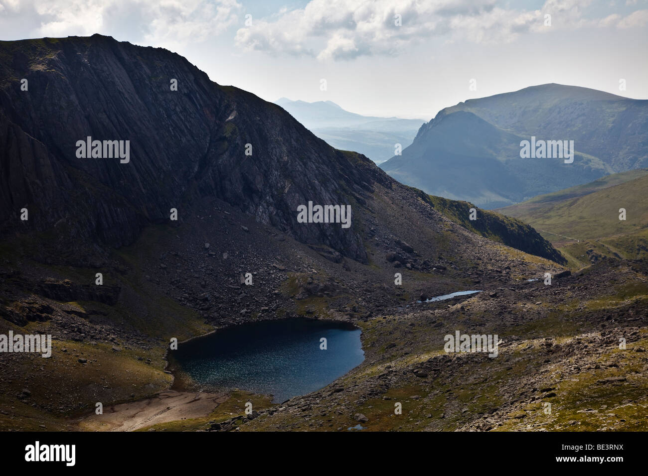 Blick vom Llanberis Track zum See Llyn du'r Arddu unterhalb von Clogwyn du'r Arddu, Snowdon (Yr Wyddfa), Snowdonia Nationalpark (Eryri), Wales Stockfoto