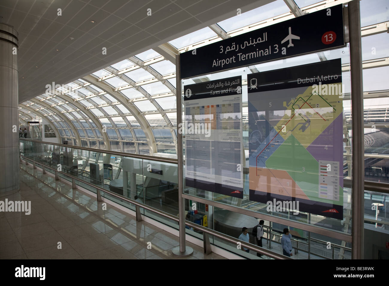 Dubai Metro Station Interieur Exterieur Bahnlinie Stockfoto