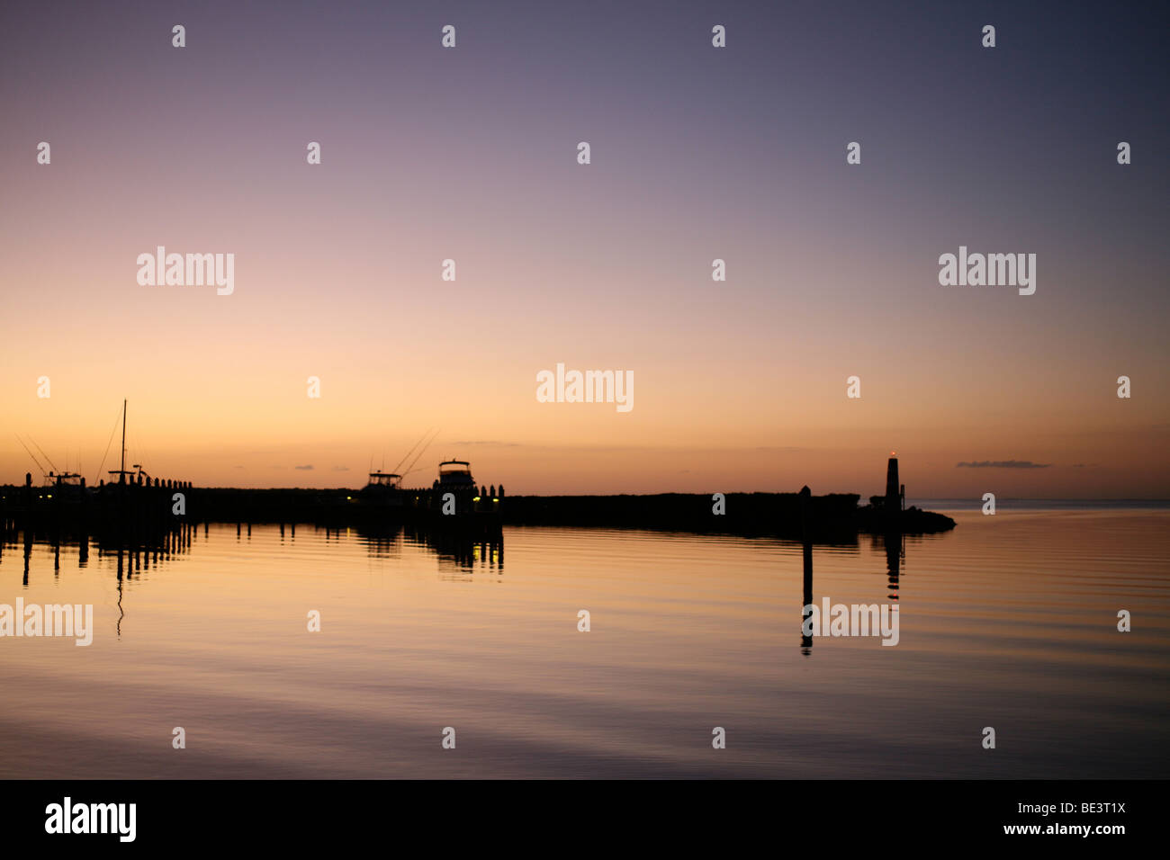 Schöne Dämmerung Himmel über Florida Bay Stockfoto