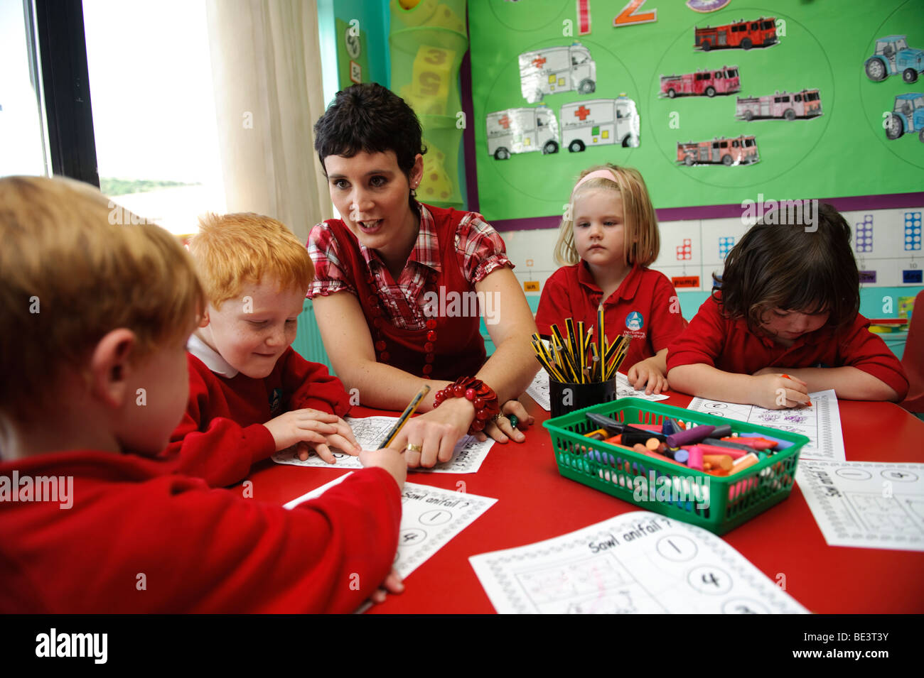 Junge Lehrerin in einer walisischen Sprache Grundschule Mathematikunterricht für Kleinkinder, Wales UK Stockfoto