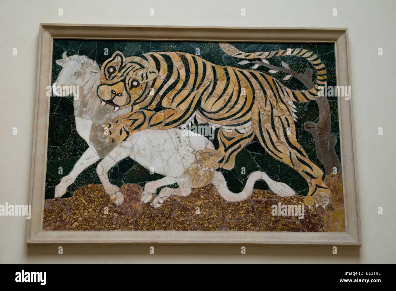 Opus-sectile-Panel: Tiger Angriff auf ein Kalb. Farbigen Murmeln, römische Kunstwerke aus der Basilika des Junius Bassus Stockfoto