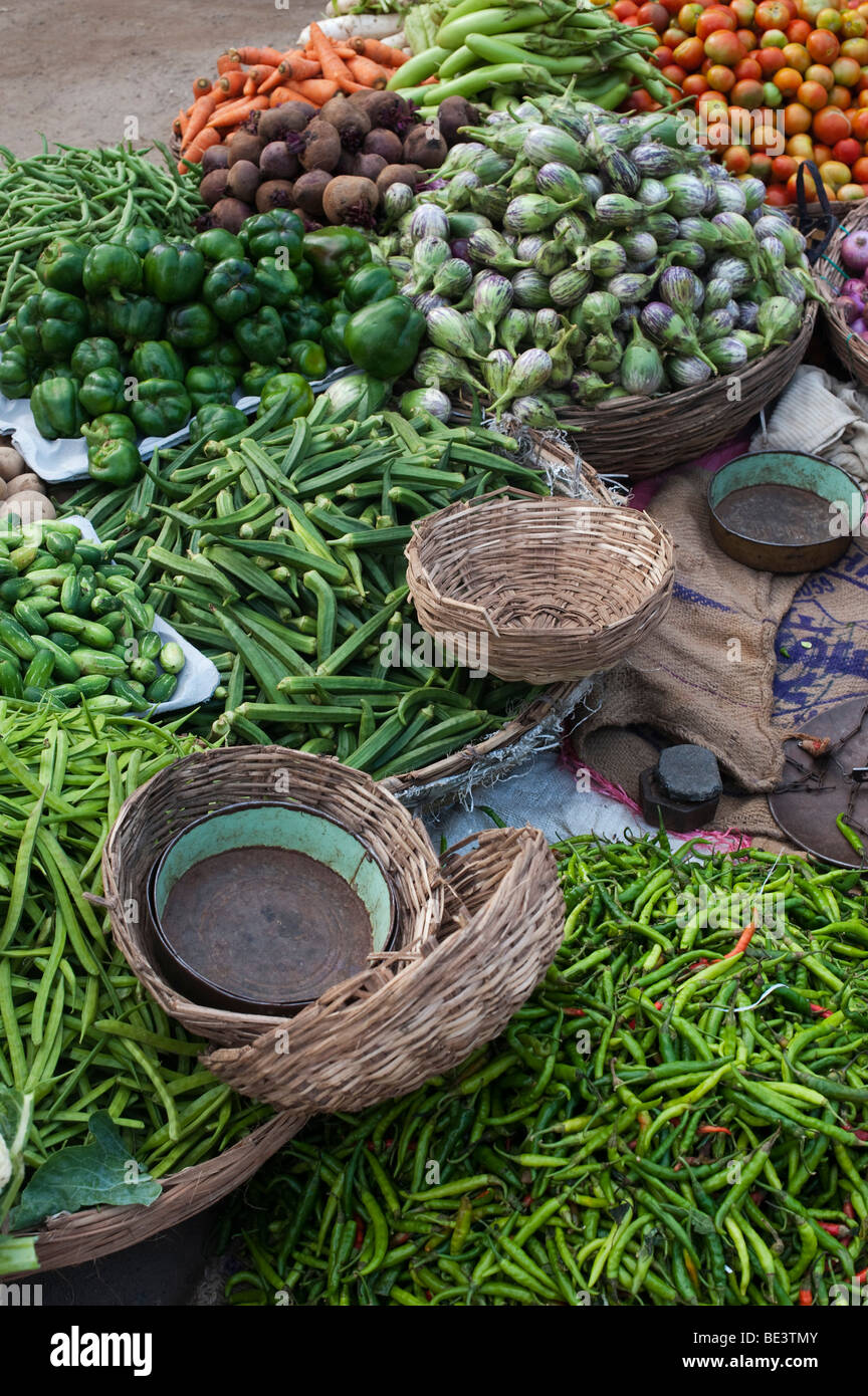 Indische Gemüsemarkt mit Gemüse in Körben Stockfoto