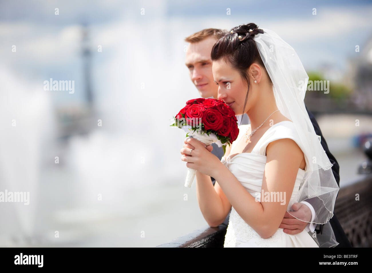 Junges Paar Hochzeit. Blick auf den Fluss. Stockfoto