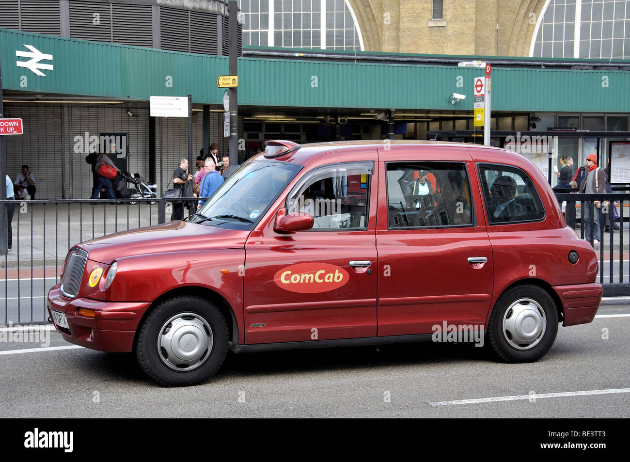 London Taxi vorbei an Kings Cross Station, Euston Road, London Borough of Camden, London, England, Vereinigtes Königreich Stockfoto