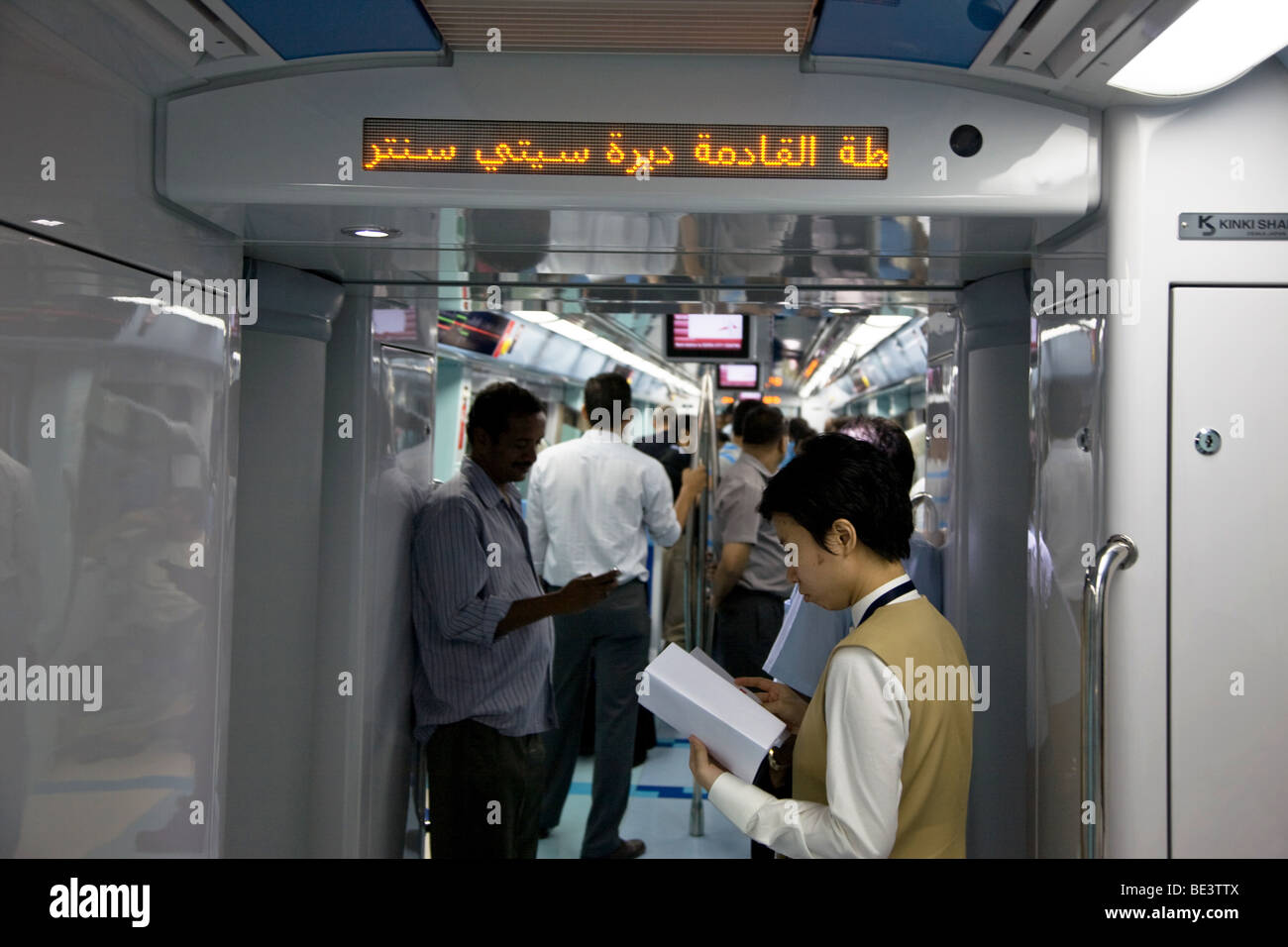 Passagiere-Dubai-Metro Zug Bahn Linie s Stockfoto