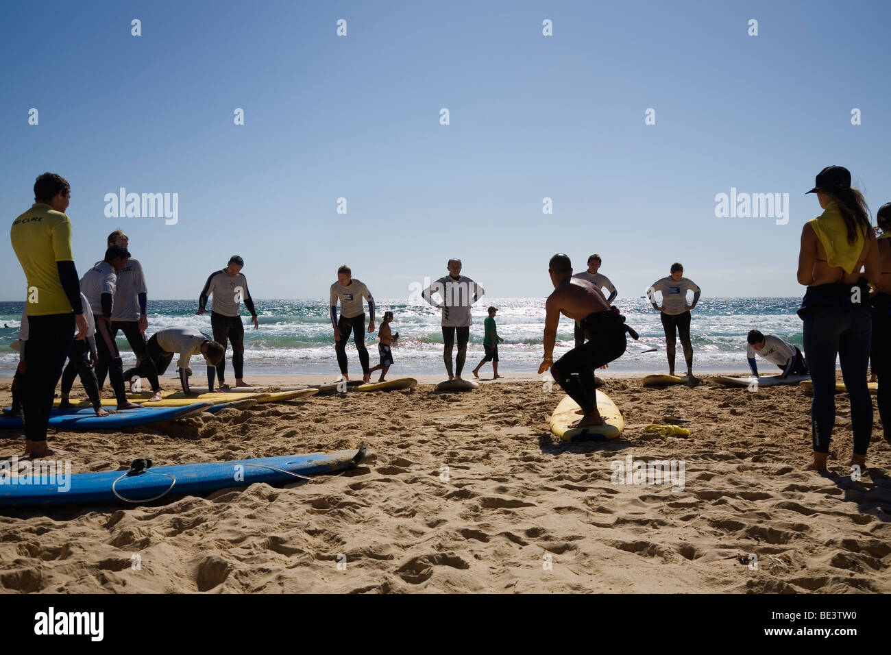 Surfschule am Sandstrand von Manly Beach Surfen lernen. Sydney, New South Wales, Australien Stockfoto
