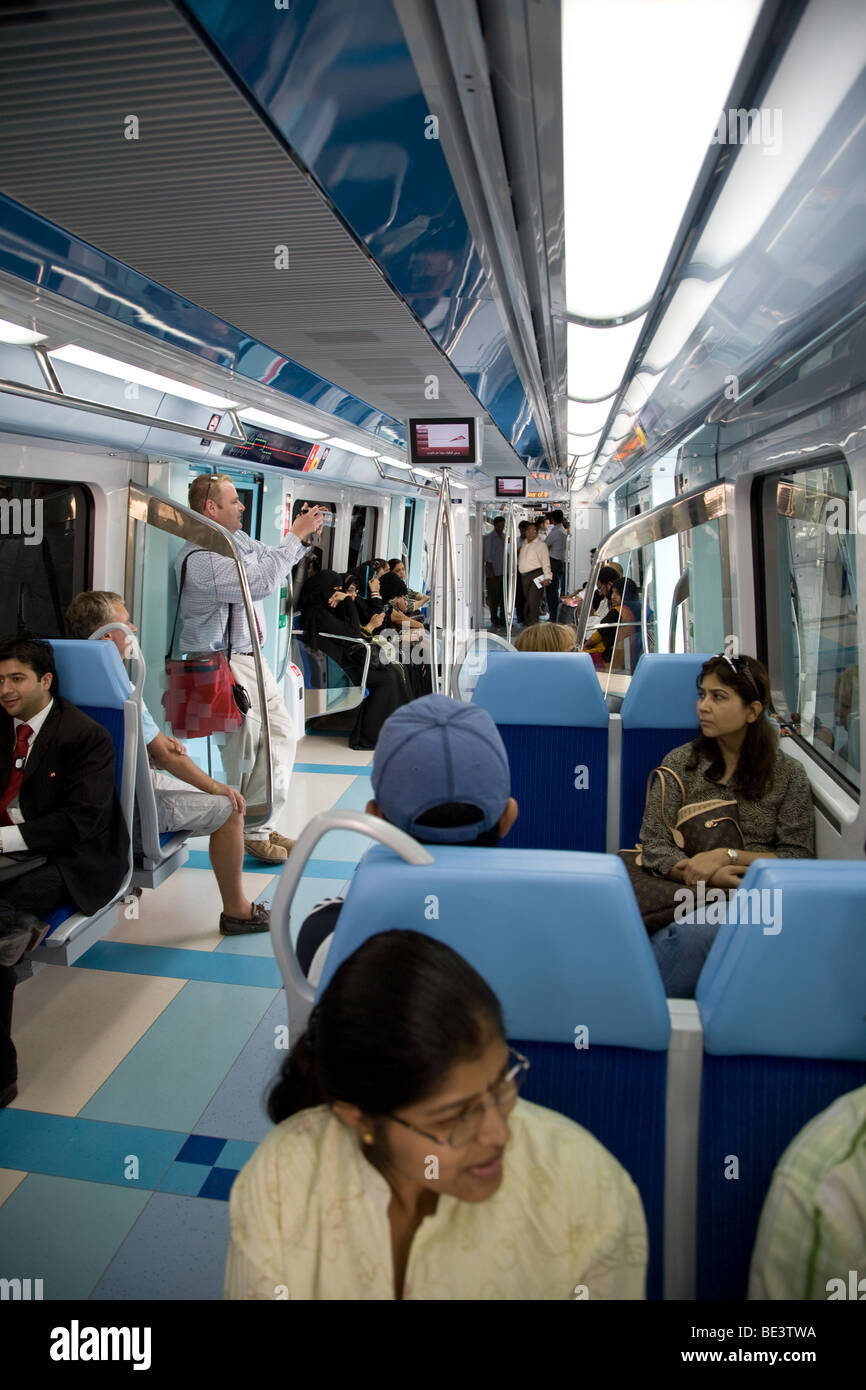 Passagiere-Dubai-Metro Zug Bahn Linie s Stockfoto