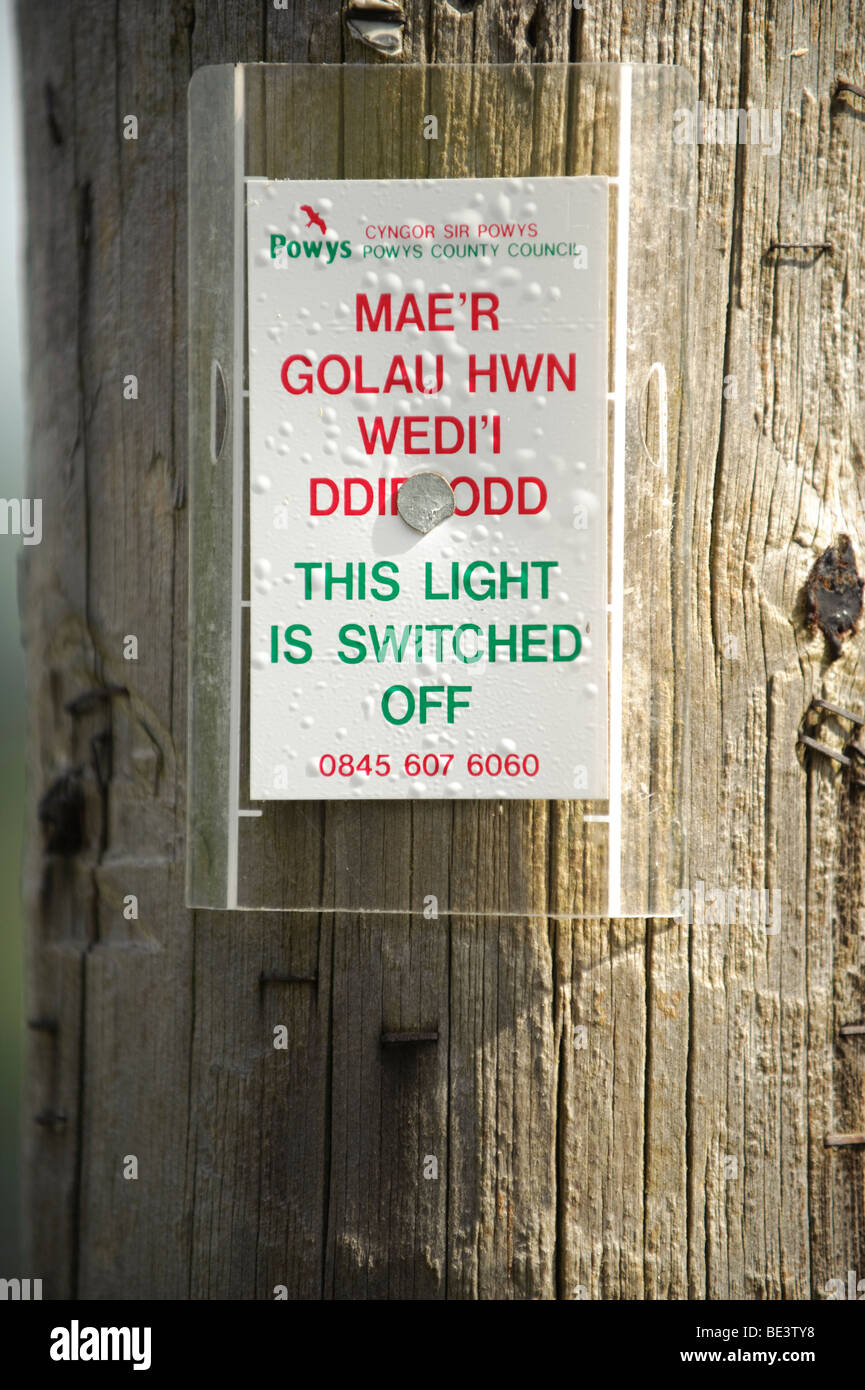 "Dieses Licht abgeschaltet" Bekanntmachung über die Straßenlaterne, Powys Wales UK in einem Versuch vom Gemeinderat Grafschaft, Ausgaben zu kürzen Stockfoto