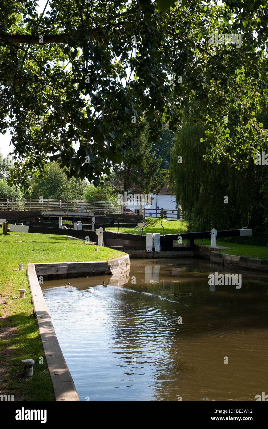 Schleuse an der Kennet und Avon Kanal bei Kintbury in der Nähe von Hungerford Stockfoto