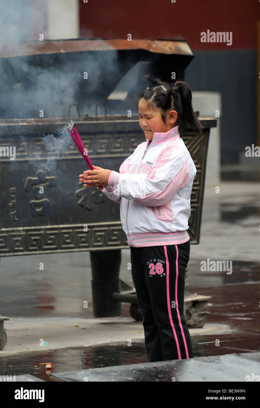 Menschen, die im Lama-Tempel Yong He Gong, Beijing CN, beten Stockfoto