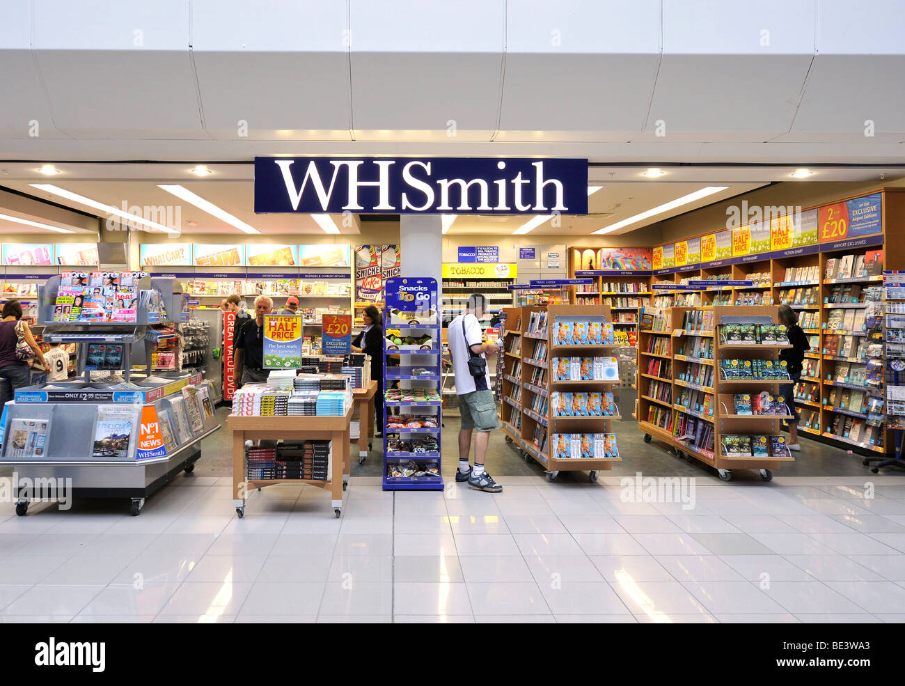 Geschäfte und Passagiere am Flughafen-Gate, Wartebereich, BAA Heathrow International Airport, Terminal 4, London, England, USA Stockfoto