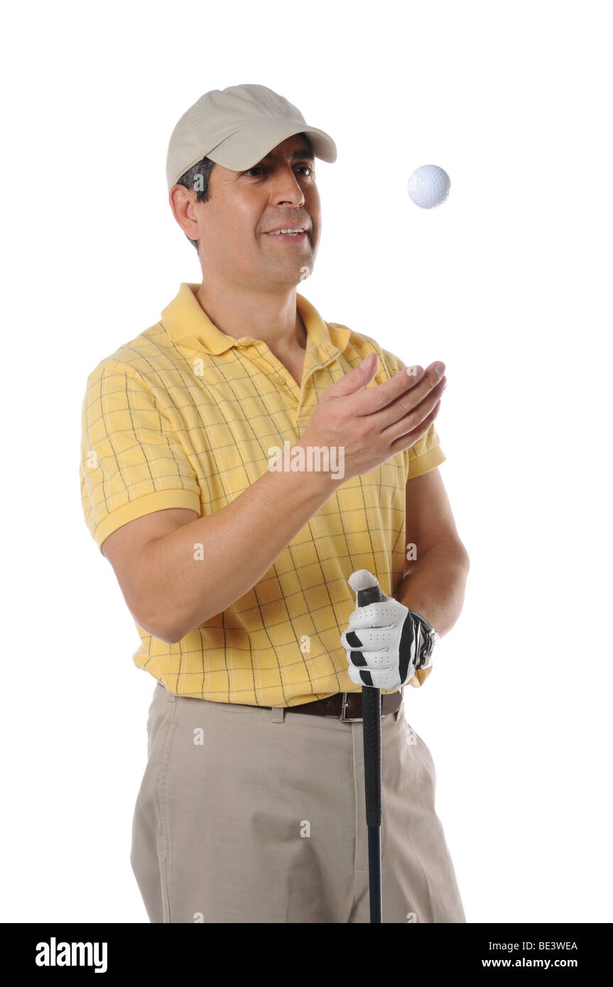Golfer wirft einen Ball auf einem weißen Hintergrund isoliert Stockfoto