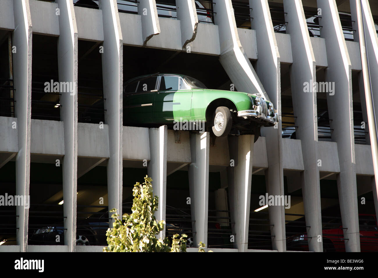 "Abgestürzt" Jaguar Mk II ist Merkmal der Bordeaux-Parkhaus Stockfoto