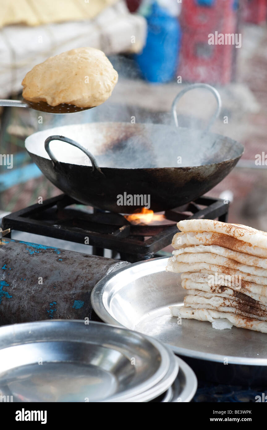 Kochen Puri und Dosa auf einer Straße Warenkorb in Indien. Andhra Pradesh, Indien Stockfoto