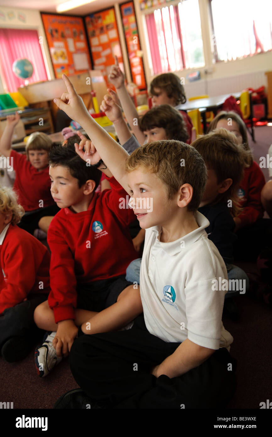 Jahr 3 kleinen Kindern in einer walisischen Sprache mittlere Grundschule, Wales UK Stockfoto