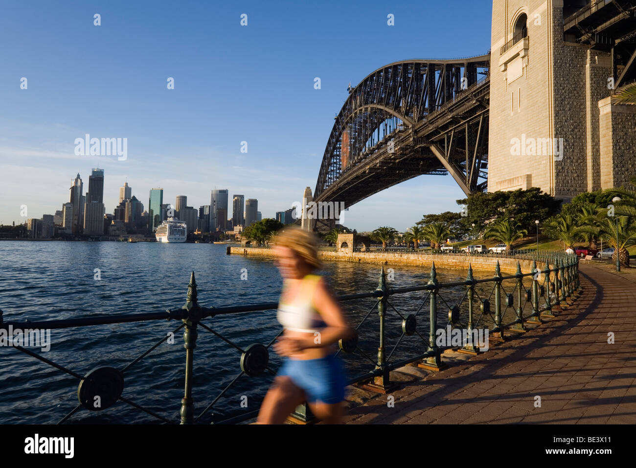 Jogger auf Sydneys Nordufer mit der Harbour Bridge im Hintergrund. Sydney, New South Wales, Australien Stockfoto