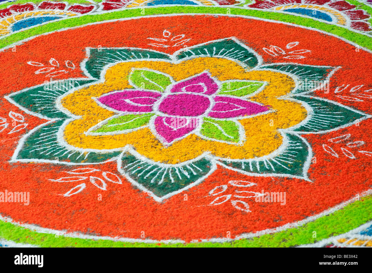 Rangol Design auf einem indischen Straße an Dasara Festival. Puttaparthi, Andhra Pradesh, Indien Stockfoto