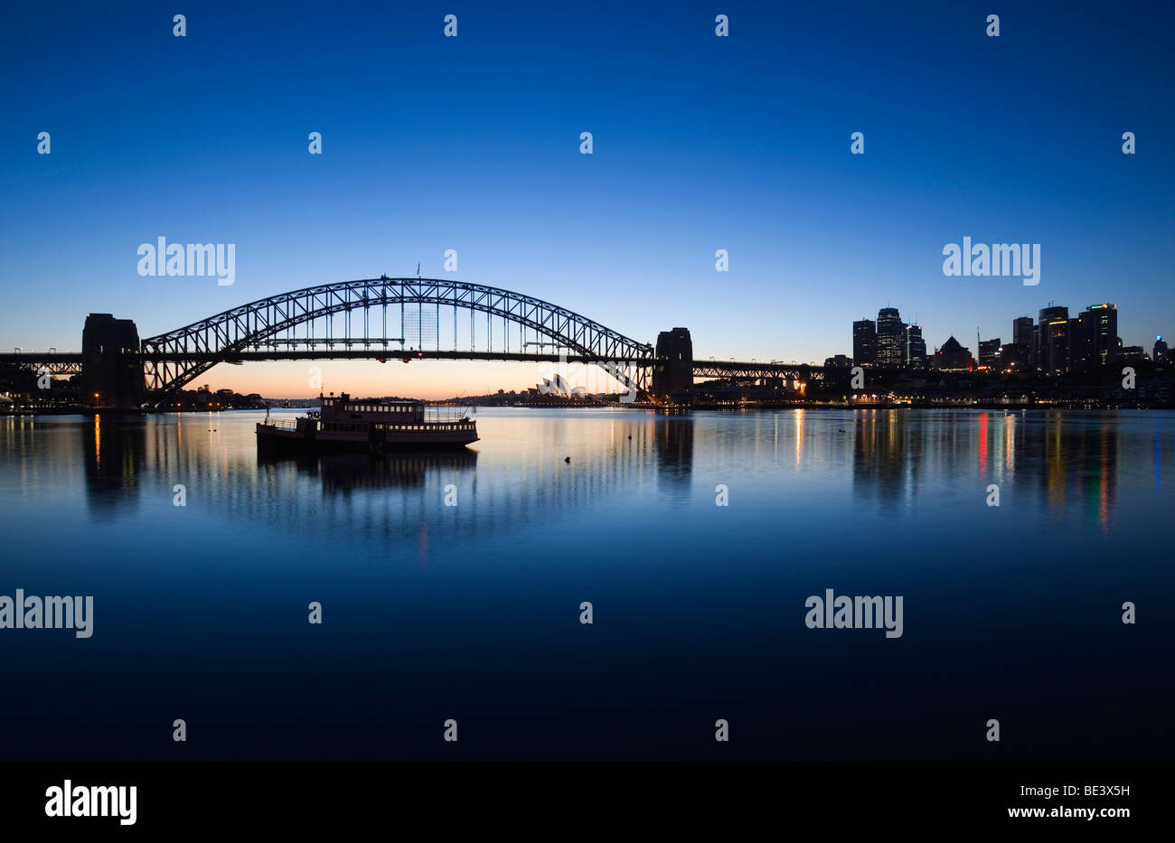 Blick über Lavendel Bay, Sydney Opera House und Harbour Bridge in der Dämmerung. Blues-Point, Sydney, New South Wales, Australien Stockfoto