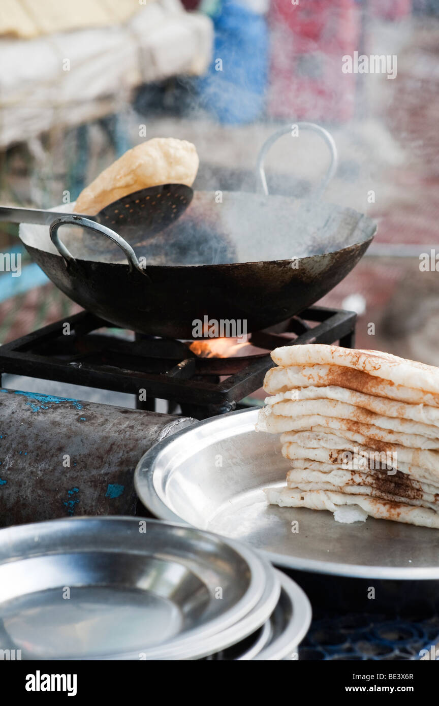 Kochen Puri und Dosa auf einer Straße Warenkorb in Indien. Andhra Pradesh, Indien Stockfoto