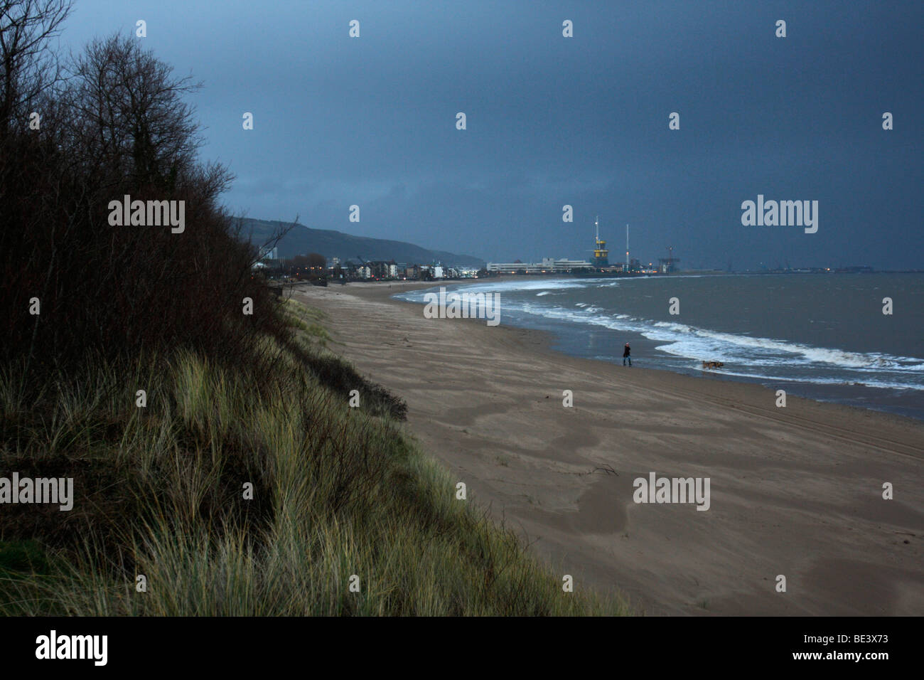 Blick über die Stadt Swansea Strand entlang Zentrum, West Glamorgan, Südwales, U.K Stockfoto