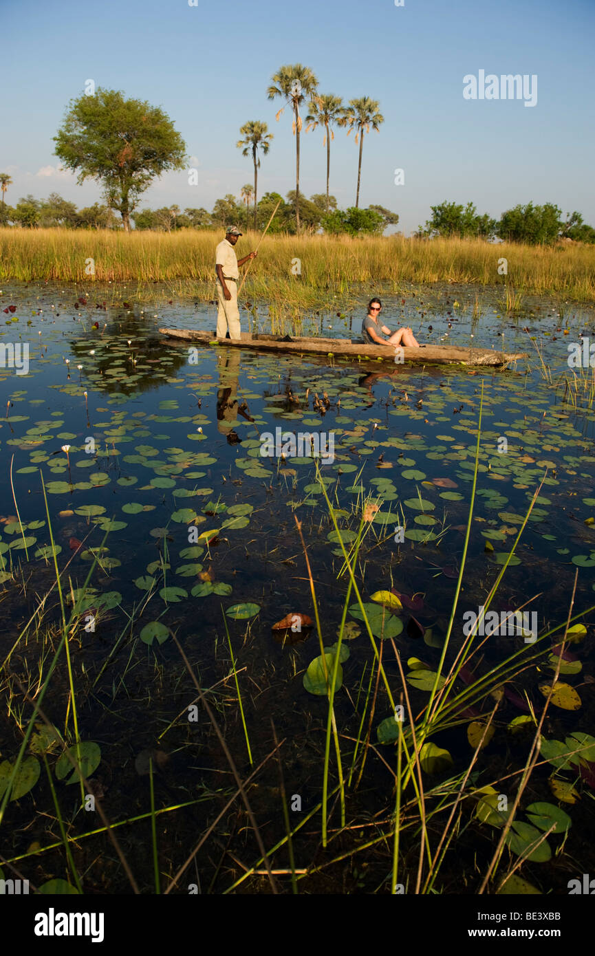 Touristen auf Mokoro Trip, Okavango Delta, Botswana Stockfoto