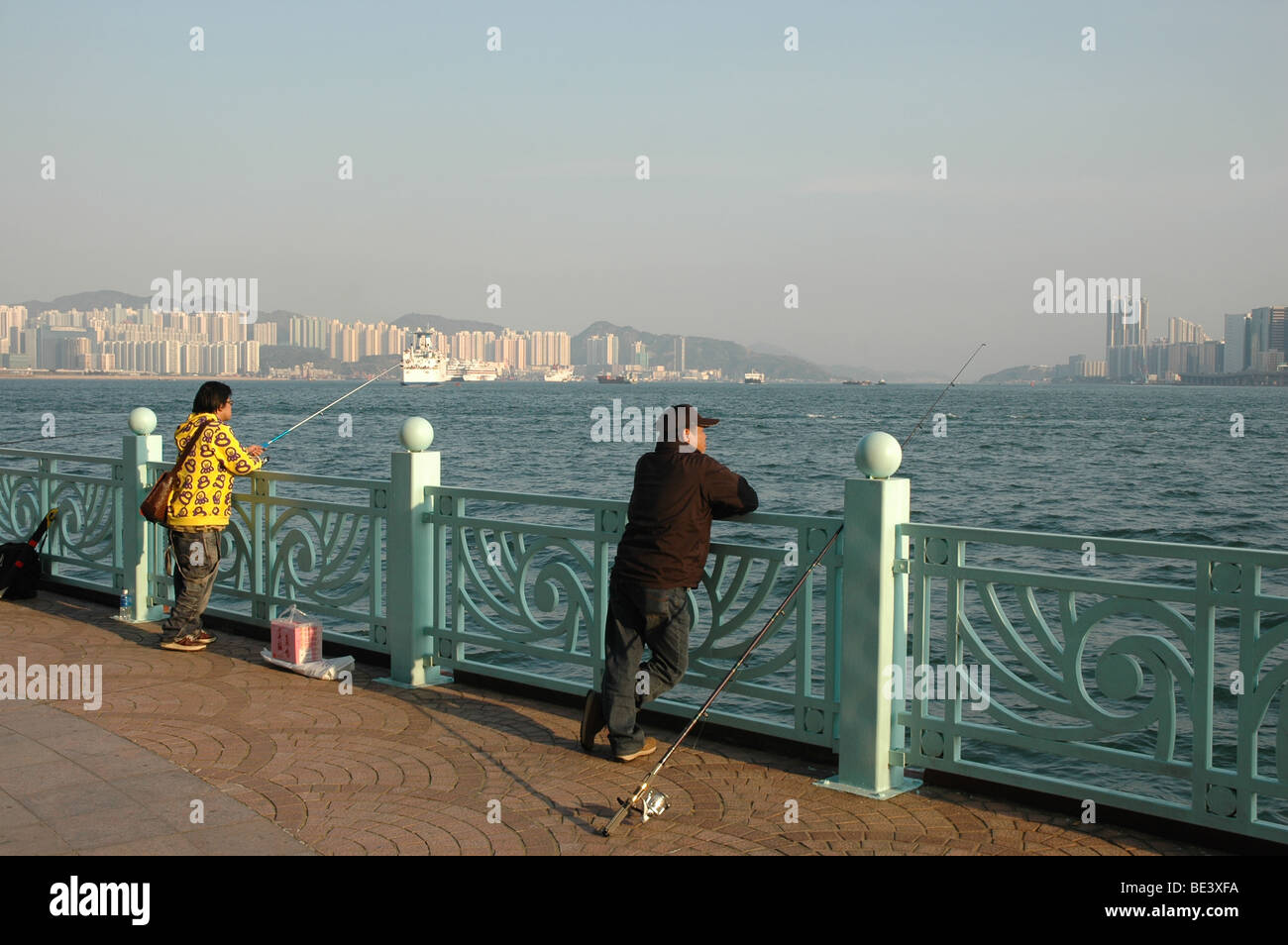 Fischern, die in Hung Hom, Kowloon Bay, Hong Kong Stockfoto