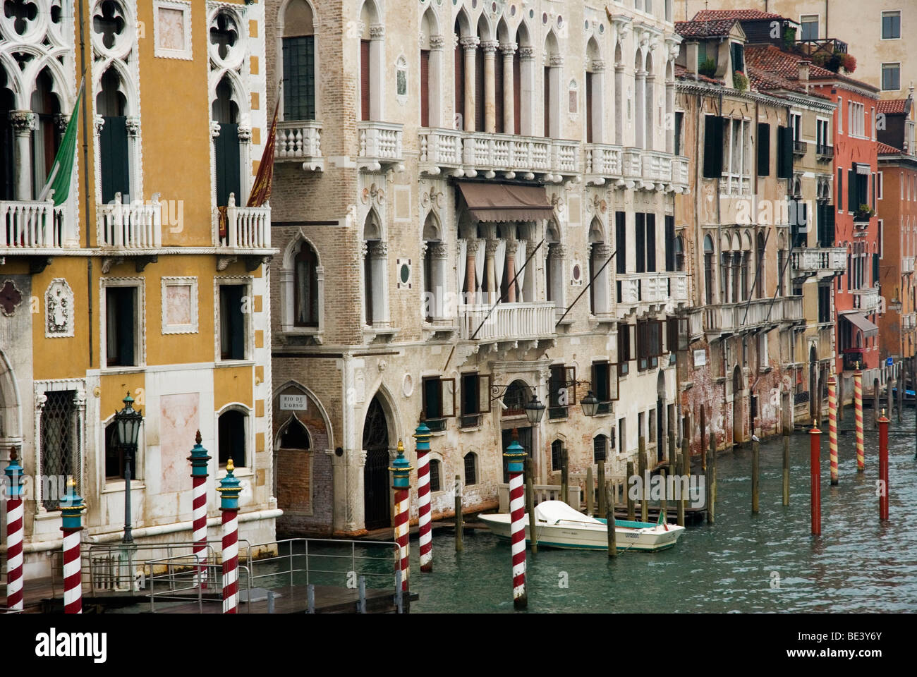 Blick auf den Canal Grande von der Ponte Dell' Accademia (Brücke), Venedig, Italien. Stockfoto