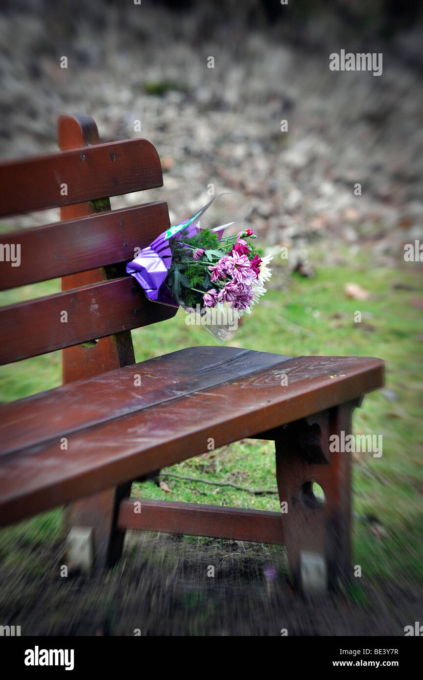 entschied Blumenstrauß auf bewaldeten Park Sitzplatz Stockfoto