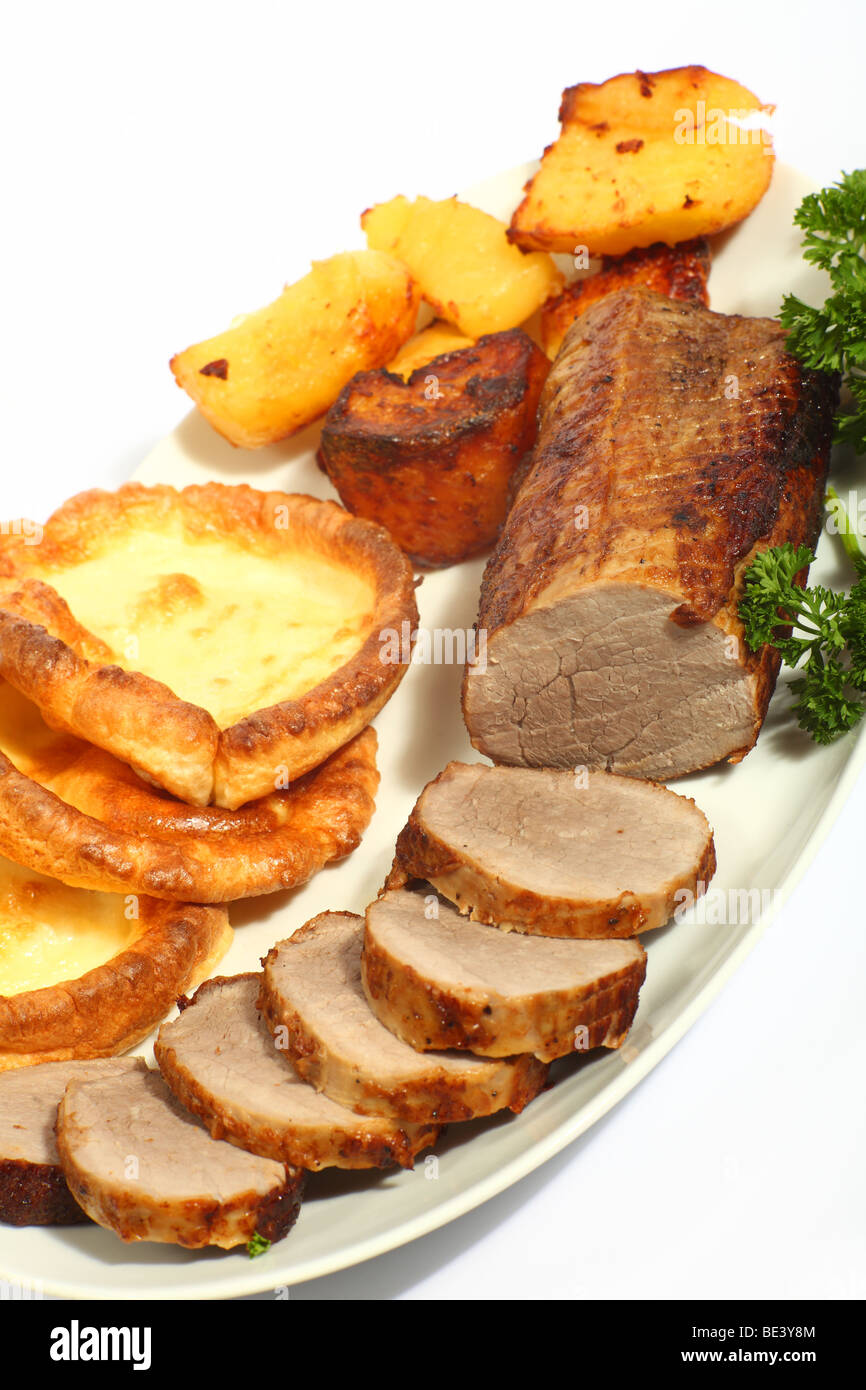 In Scheiben Roastbeef gemeinsam auf einem Teller mit Yorkshire Pudding und Bratkartoffeln, von einem hohen Winkel betrachtet. Stockfoto